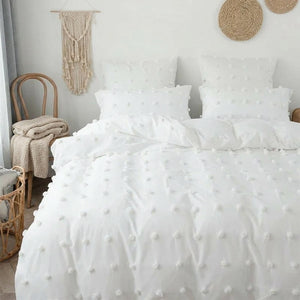 Parure de lit dans une chambre lumineuse avec chaise en rotin