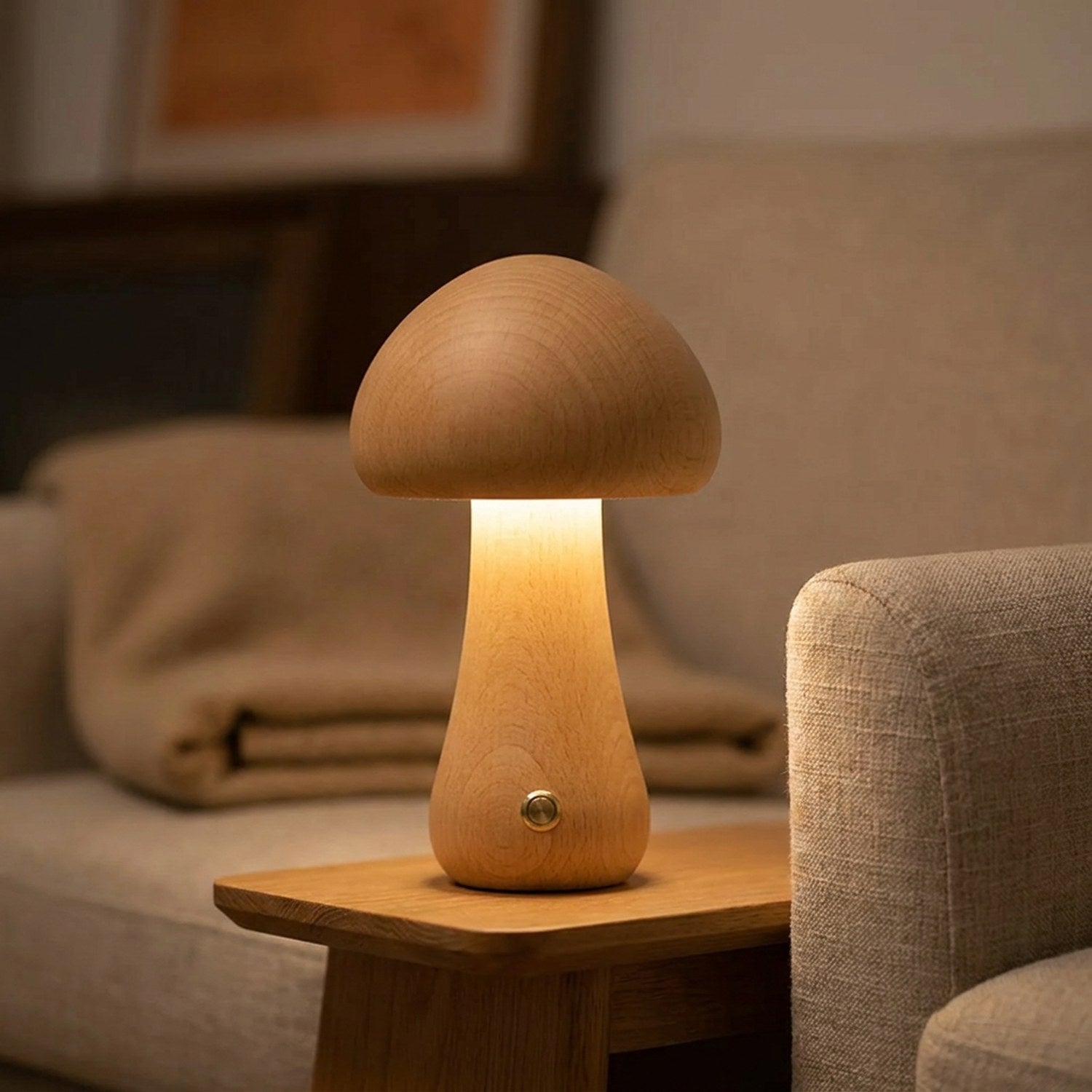 Lampe champignon en bois allumée sur une table d'appoint près d'un fauteuil