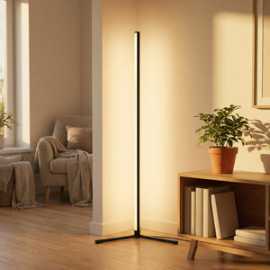 Lampadaire d'angle avec lumière blanche chaude dans un salon lumineux en fin de journée
