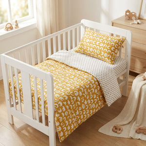 Parure de lit bébé dans un berceau blanc d'une chambre neutre lumineuse