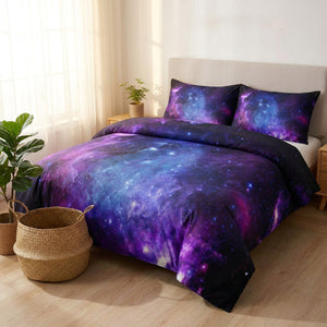 Parure de lit galaxie vue de trois quarts dans une chambre avec plante verte