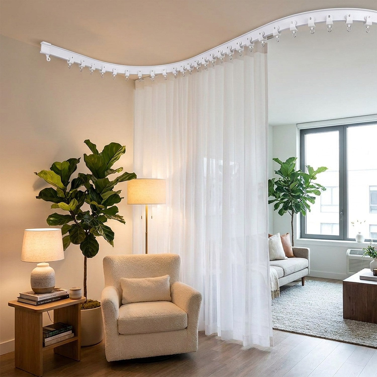 Rail de rideau flexible blanc en separateur de piece avec voilage dans un salon