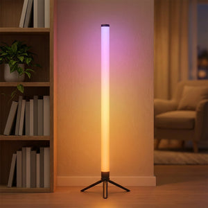 Lampe de sol RGB d'angle dans un coin lecture avec une lueur dorée