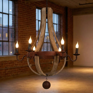 Lustre rustique en bois et métal suspendu dans un loft industriel en briques
