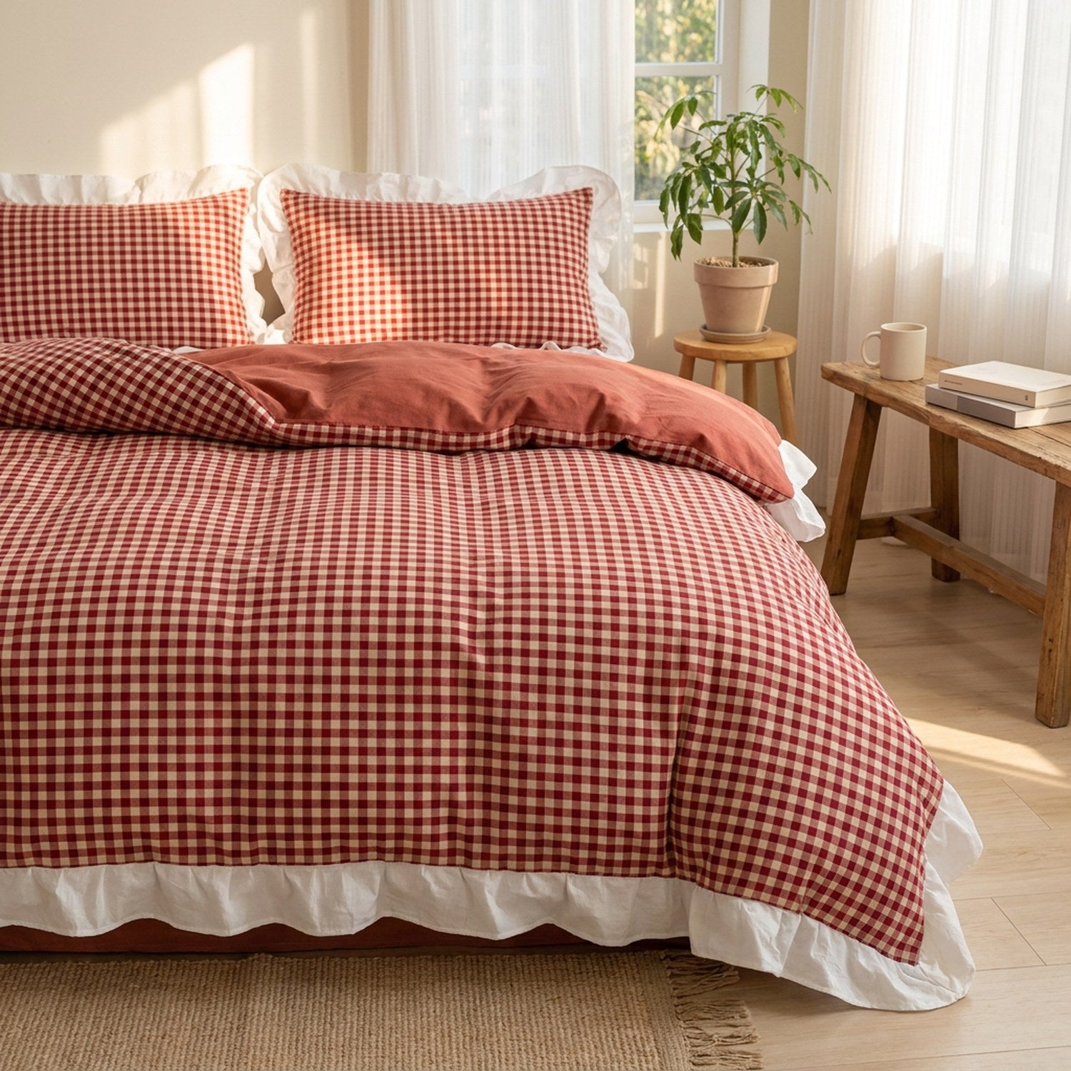 Parure de lit vichy rouge sur un lit dans une chambre campagne lumineuse avec plante