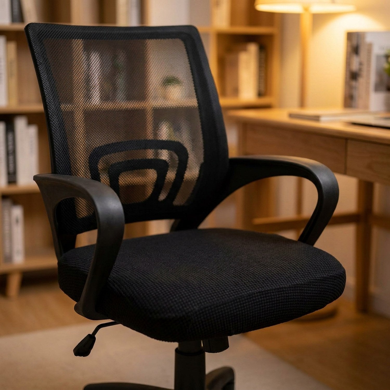 Détail de la housse de chaise noire en élasthanne texturé avec bord élastique
