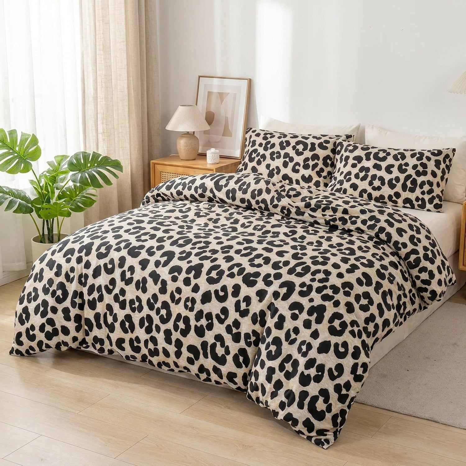 Parure de lit léopard beige sur un lit dans une chambre scandinave lumineuse