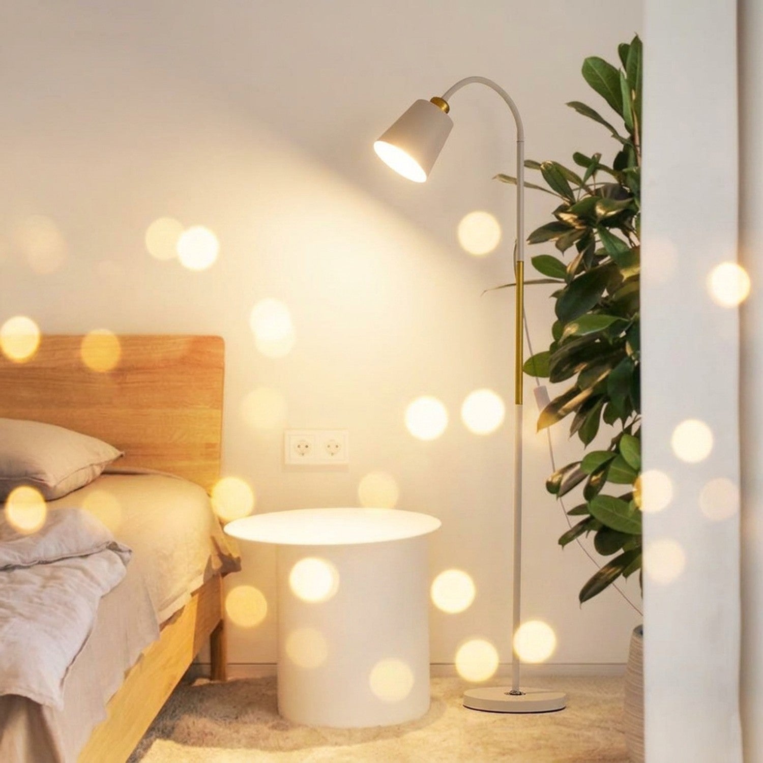 Lampadaire blanc col de cygne allumé dans une chambre moderne