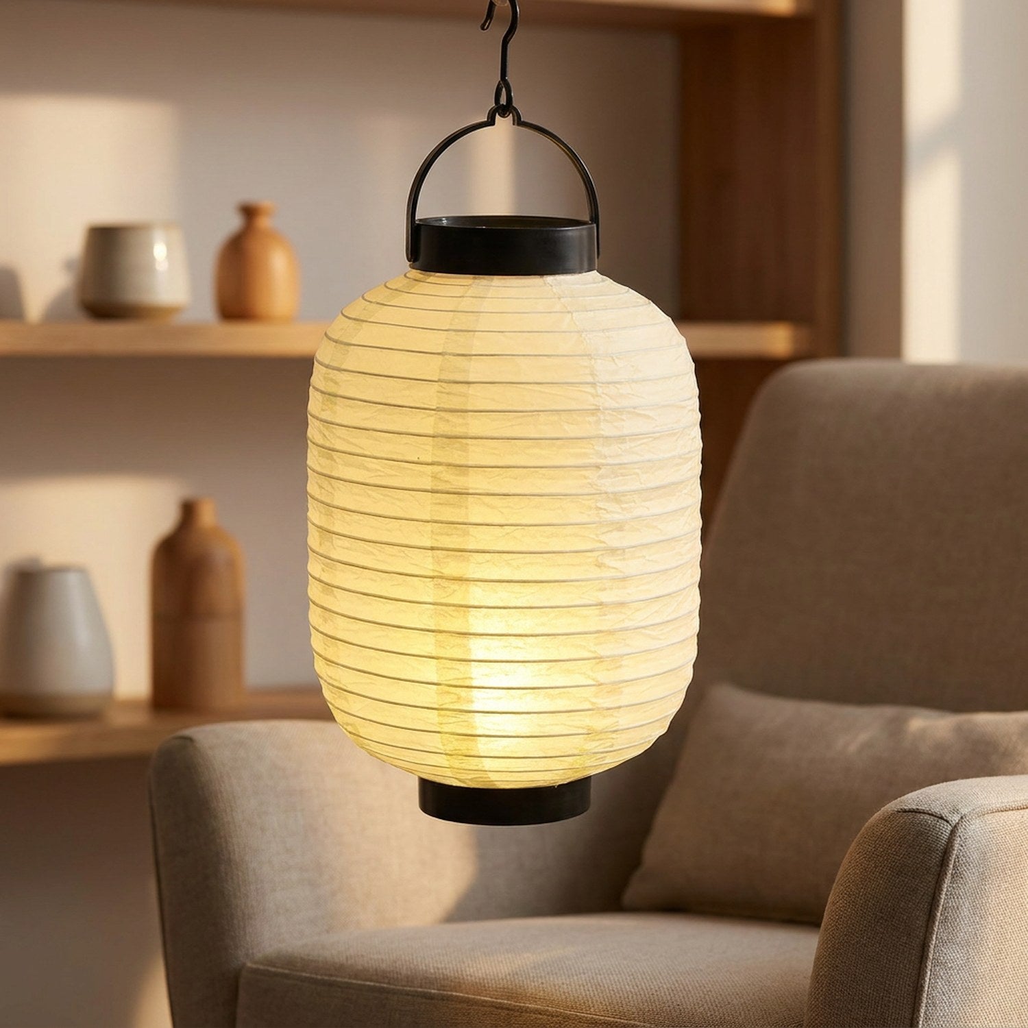 Lanterne japonaise en papier suspendue dans un coin salon chaleureux près d'un fauteuil