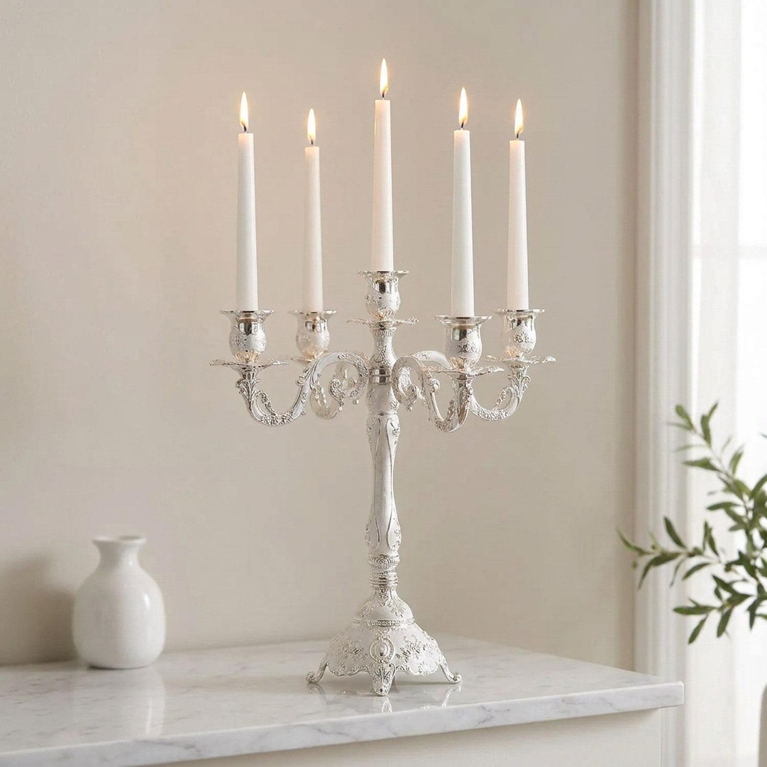 Chandelier 5 bras argenté sur cheminée dans intérieur français