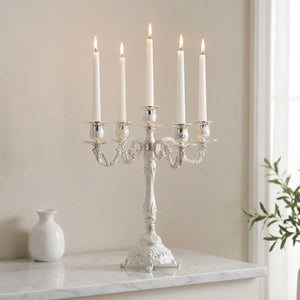 Chandelier 5 bras argenté sur cheminée dans intérieur français