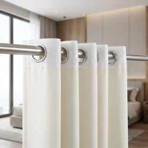 Rideaux crème à en-tête à œillets dans une chambre moderne lumineuse