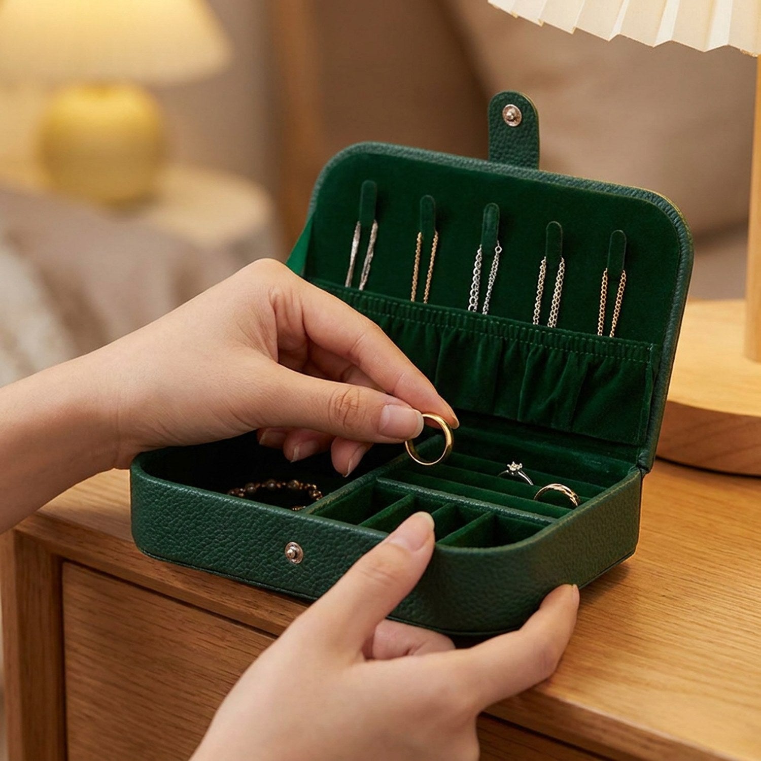 Mains déposant une bague dans la boîte à bijoux de voyage ouverte