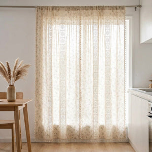 Rideau bohème au crochet suspendu à une fenêtre de cuisine claire