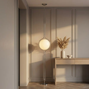 Lampadaire boule en verre dépoli dans une entrée élégante à la lumière dorée