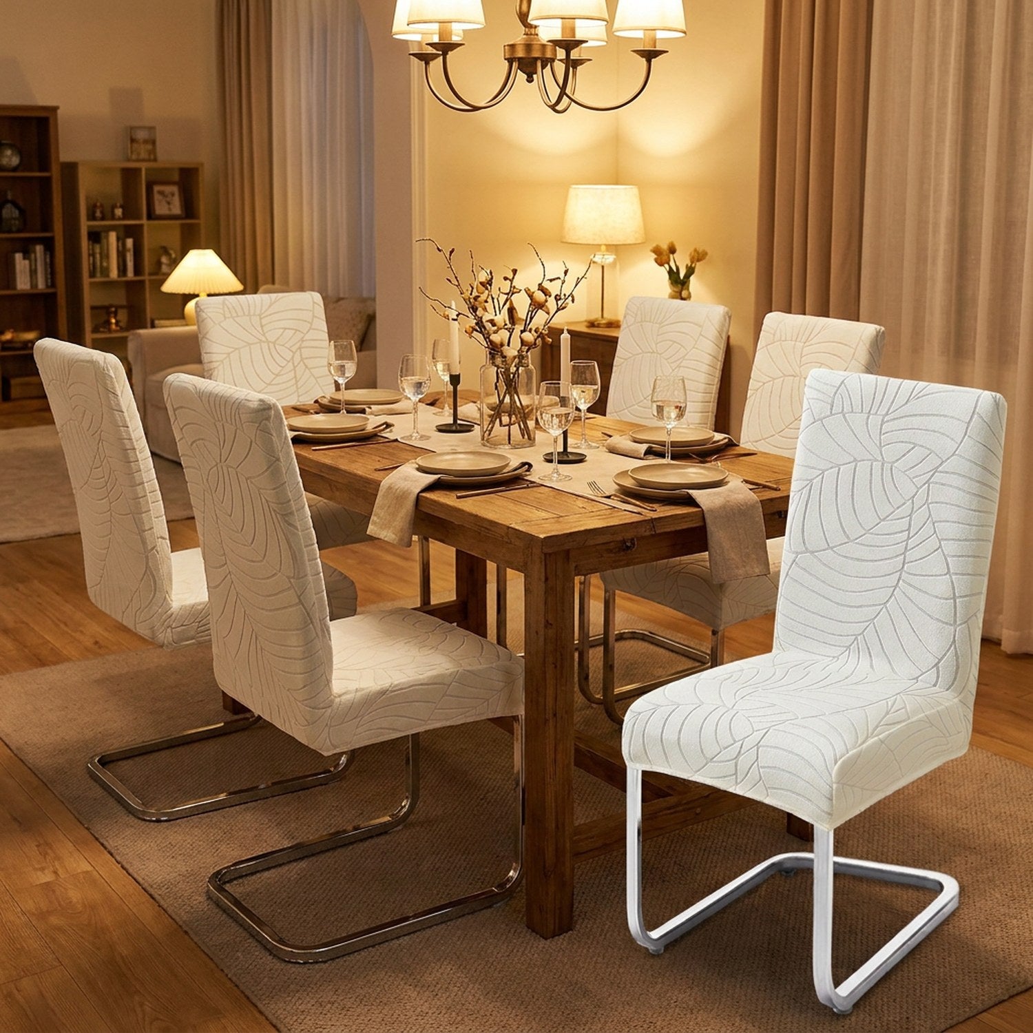Housses de chaise assorties autour d'une table de salle à manger dressée