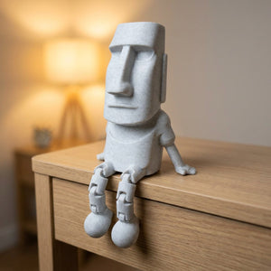Gros plan sur les jambes articulées de la statue Moai au bord d'une console en bois