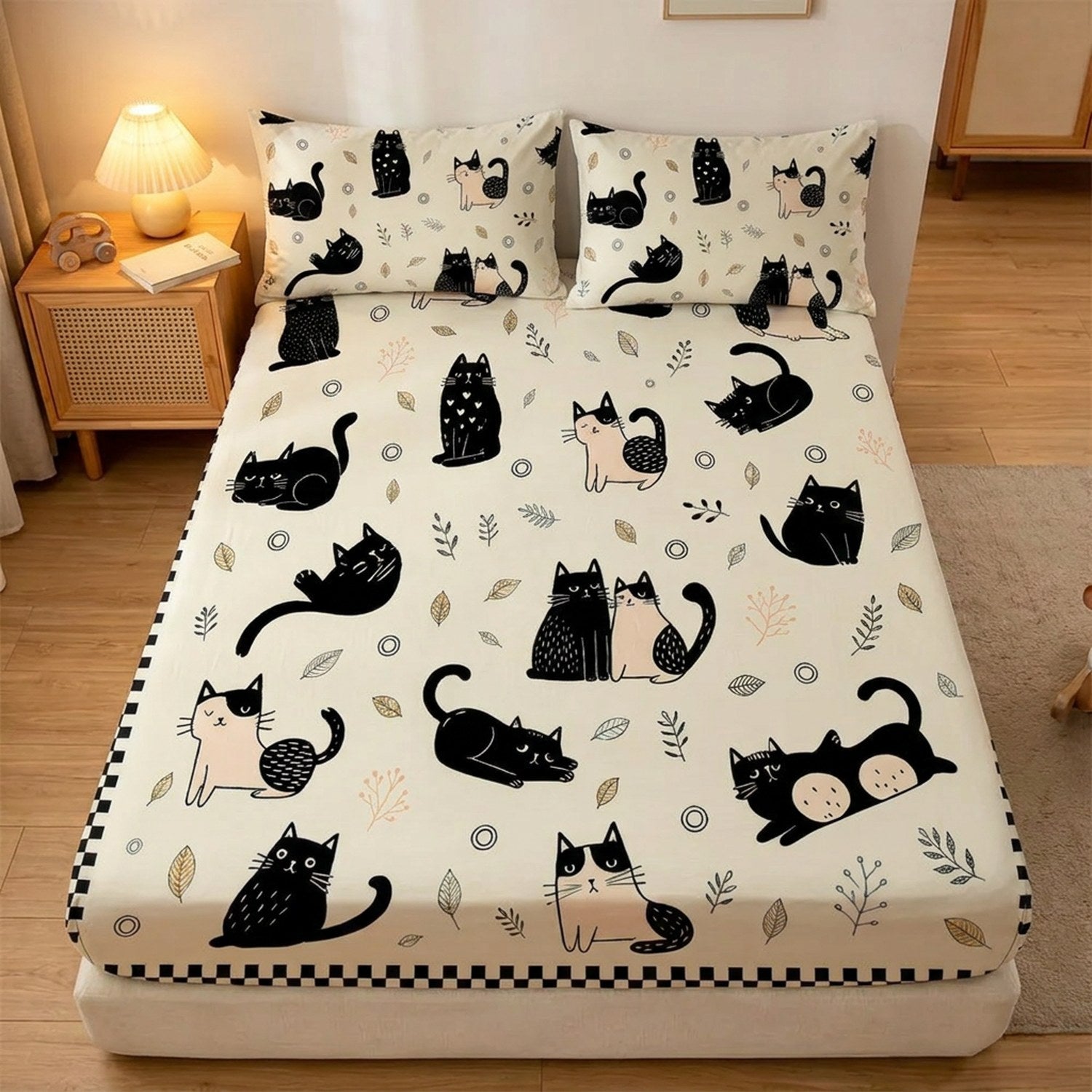 Parure de lit enfant à chats noir et blanc sur un lit dans une chambre moderne