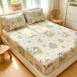 Parure de lit enfant à chatons gourmands et pommes dans une chambre lumineuse