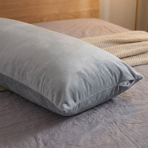 Détail de la matière peluche douce et de la fermeture éclair du traversin