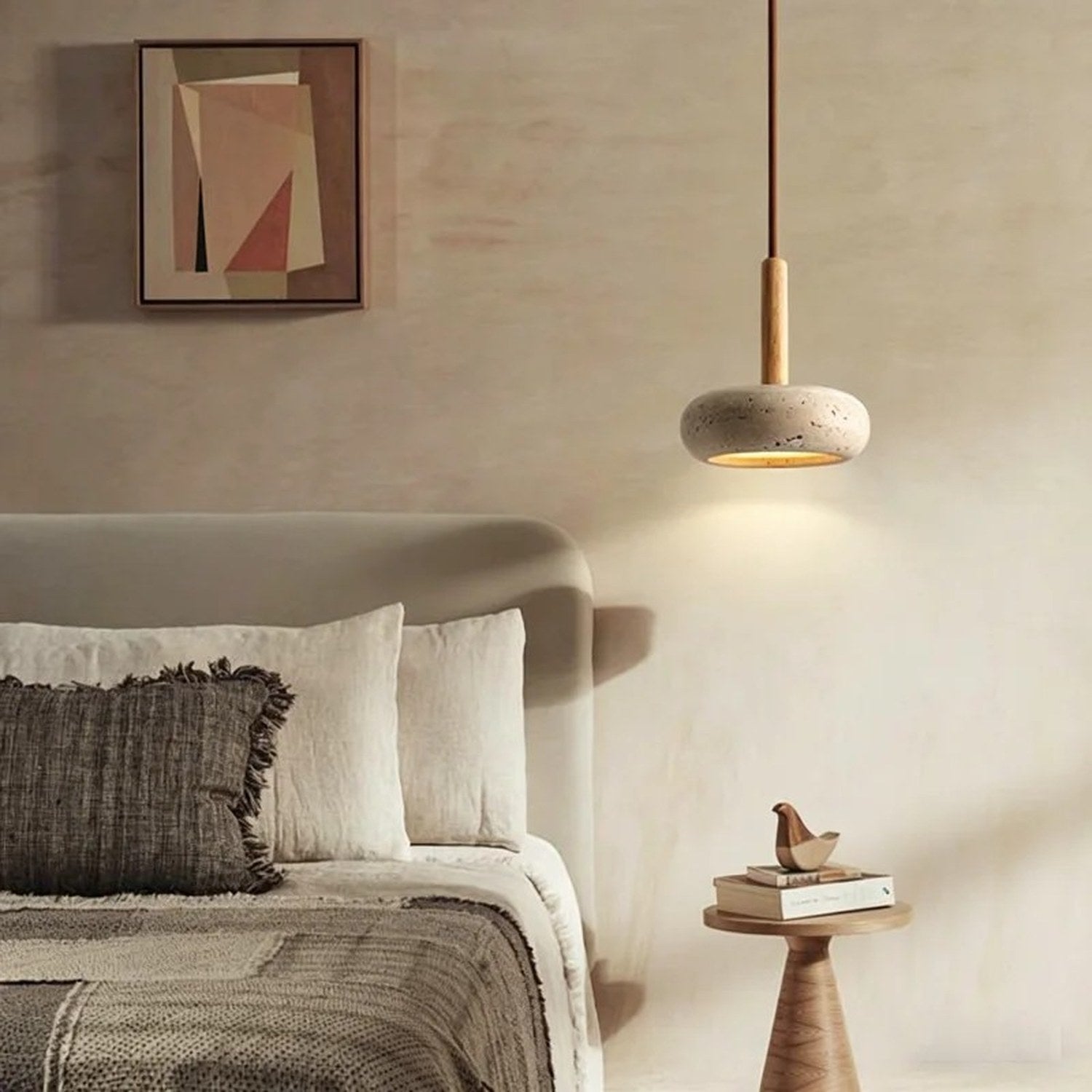 Suspension travertin dans une chambre minimaliste avec table de lecture