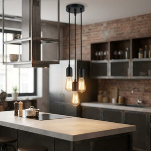 Lustre araignée vintage suspendu au dessus d'un îlot de cuisine style industriel