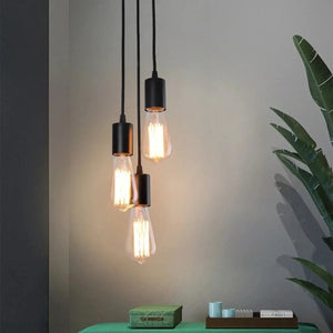 Lustre araignée suspendu au mur avec ampoules à filament dans une pièce lumineuse