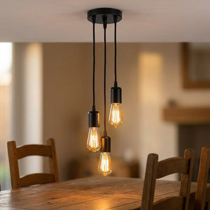 Lustre araignée vintage suspendu au dessus d'une table à manger en bois avec ampoules allumées