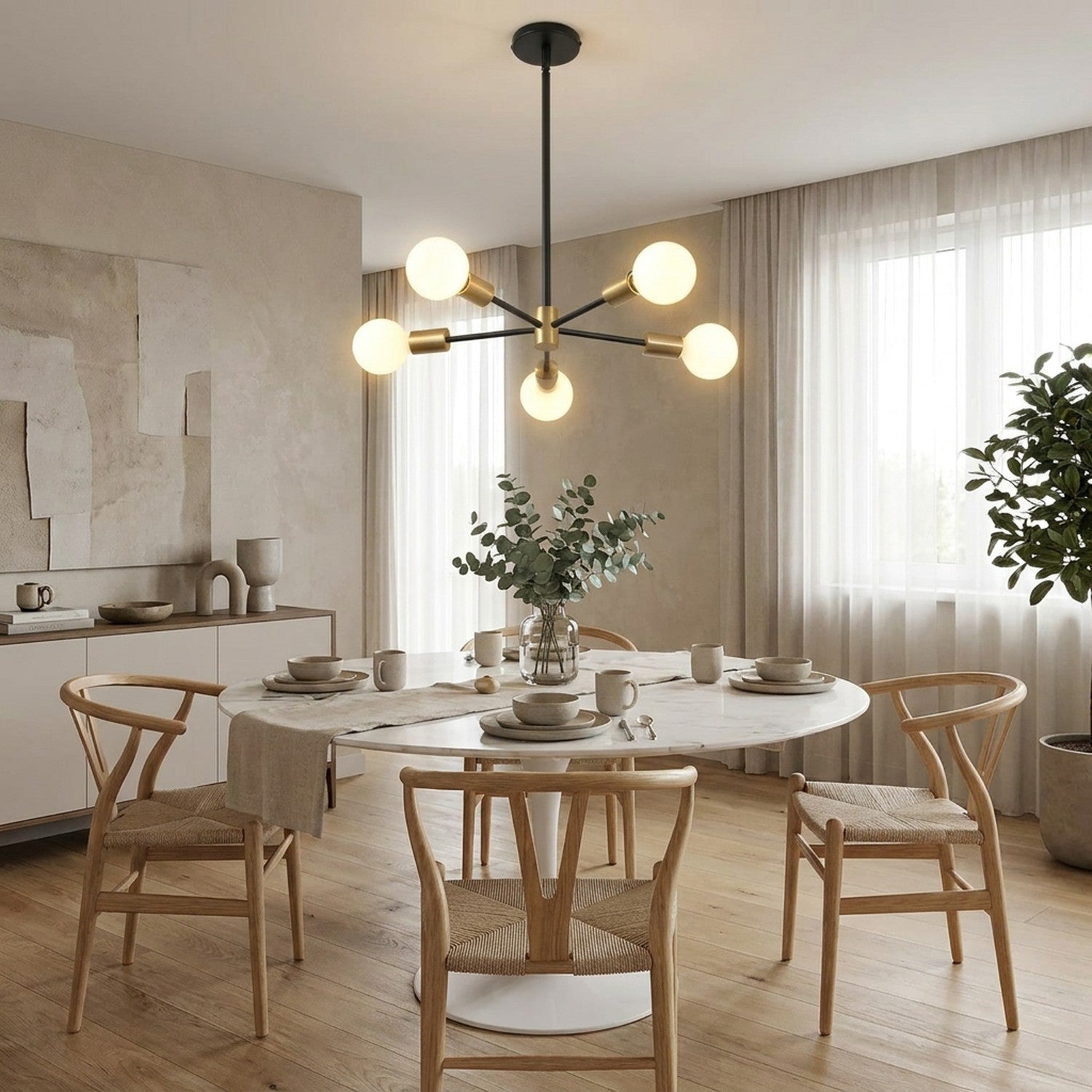 Lustre Sputnik suspendu au-dessus d'une table à manger en style nordique