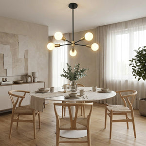 Lustre Sputnik suspendu au-dessus d'une table à manger en style nordique
