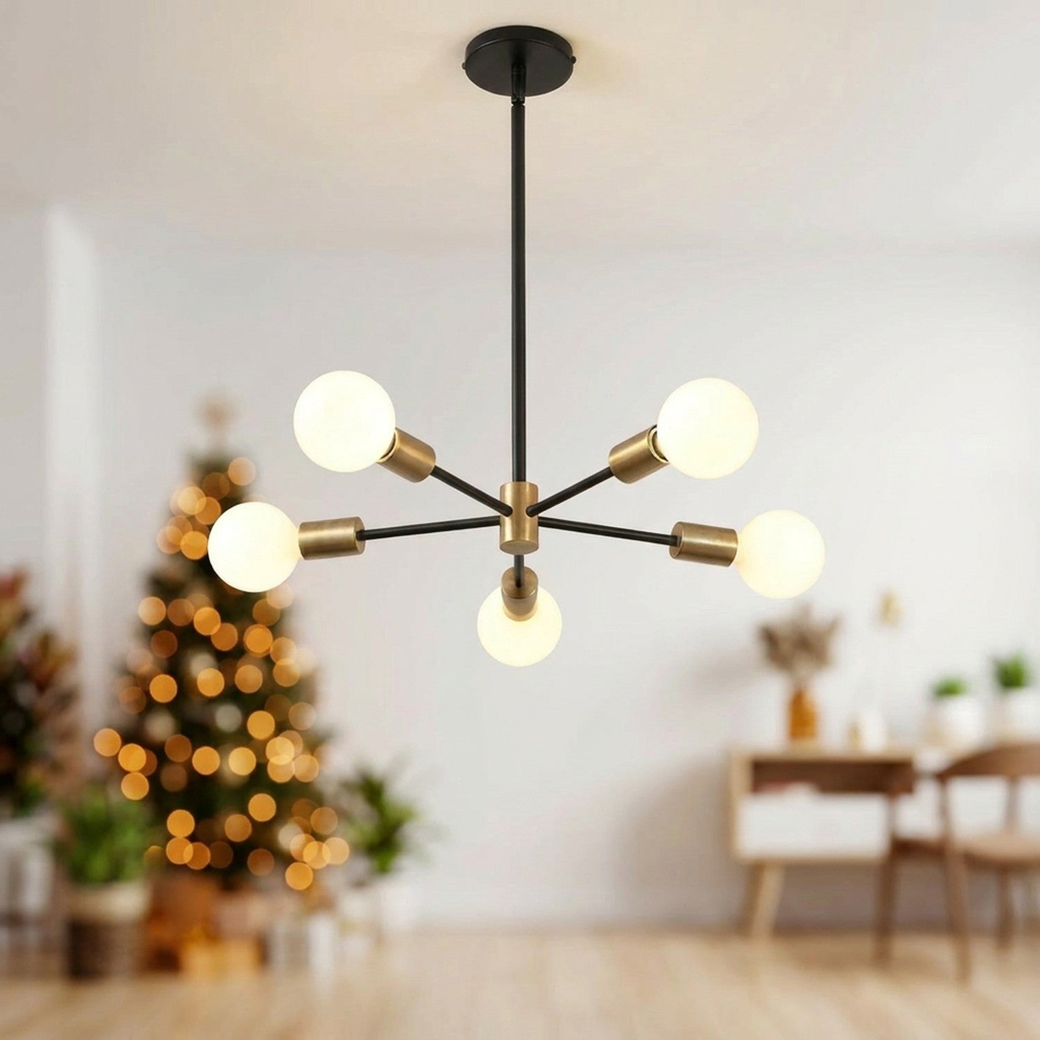 Lustre araignée Sputnik en métal noir 10 bras suspendu au plafond allumé dans un salon moderne