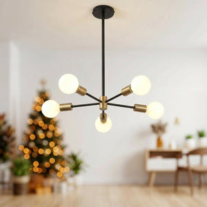 Lustre araignée Sputnik en métal noir 10 bras suspendu au plafond allumé dans un salon moderne