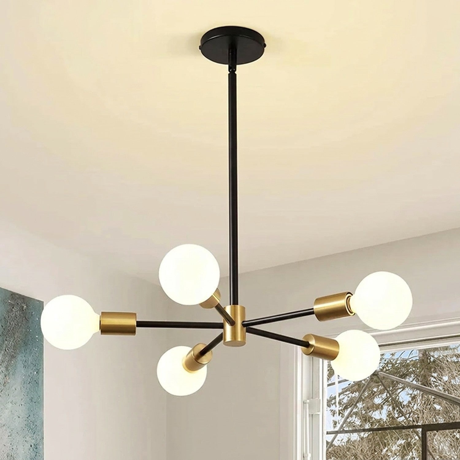 Lustre araignée Sputnik métal noir dans une pièce moderne