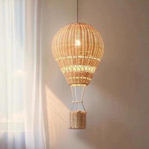 Vue complète du lustre ballon à air chaud en rotin sur fond neutre