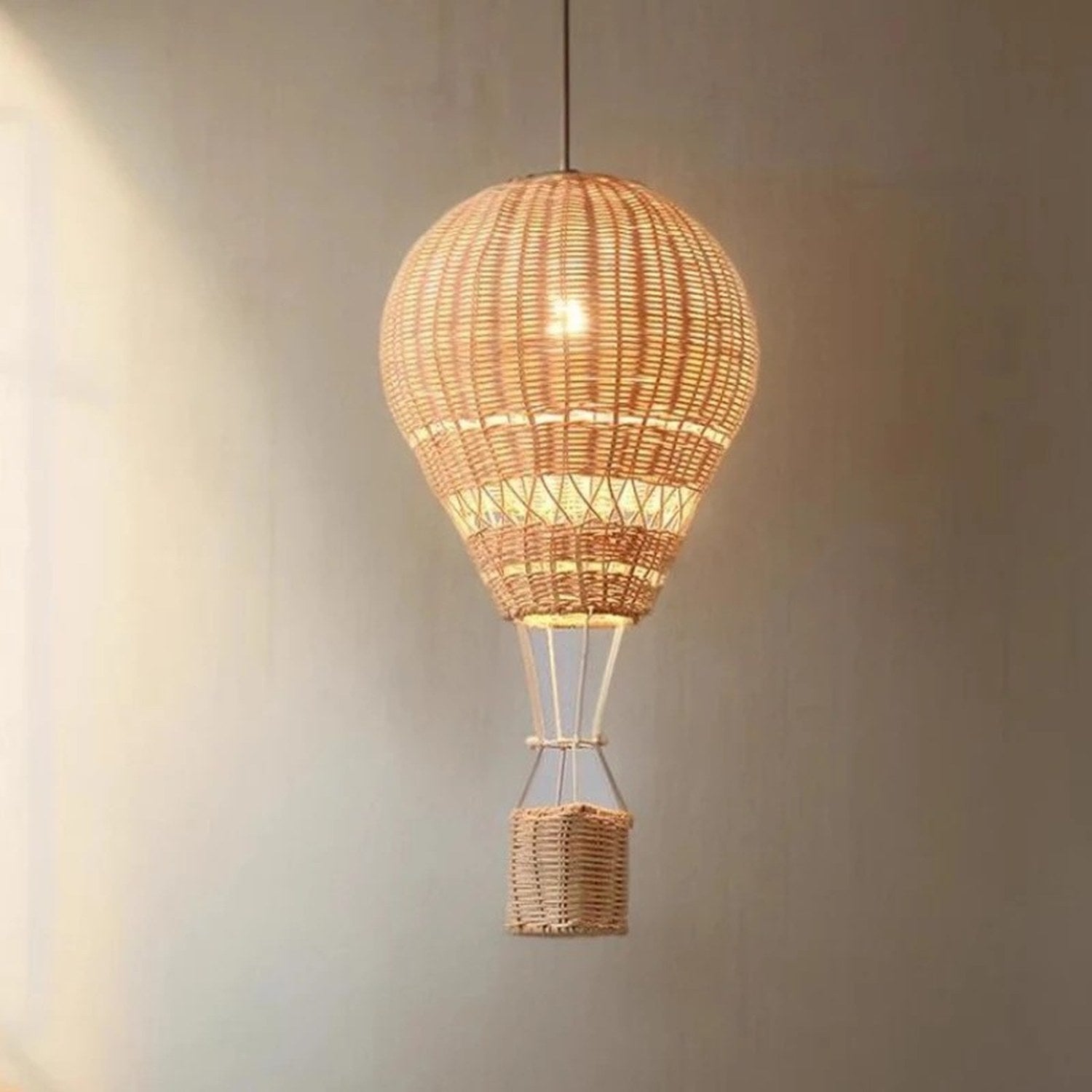 Lustre ballon à air chaud rotin éclairé warm light vue d'ensemble