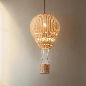 Lustre ballon à air chaud rotin éclairé warm light vue d'ensemble
