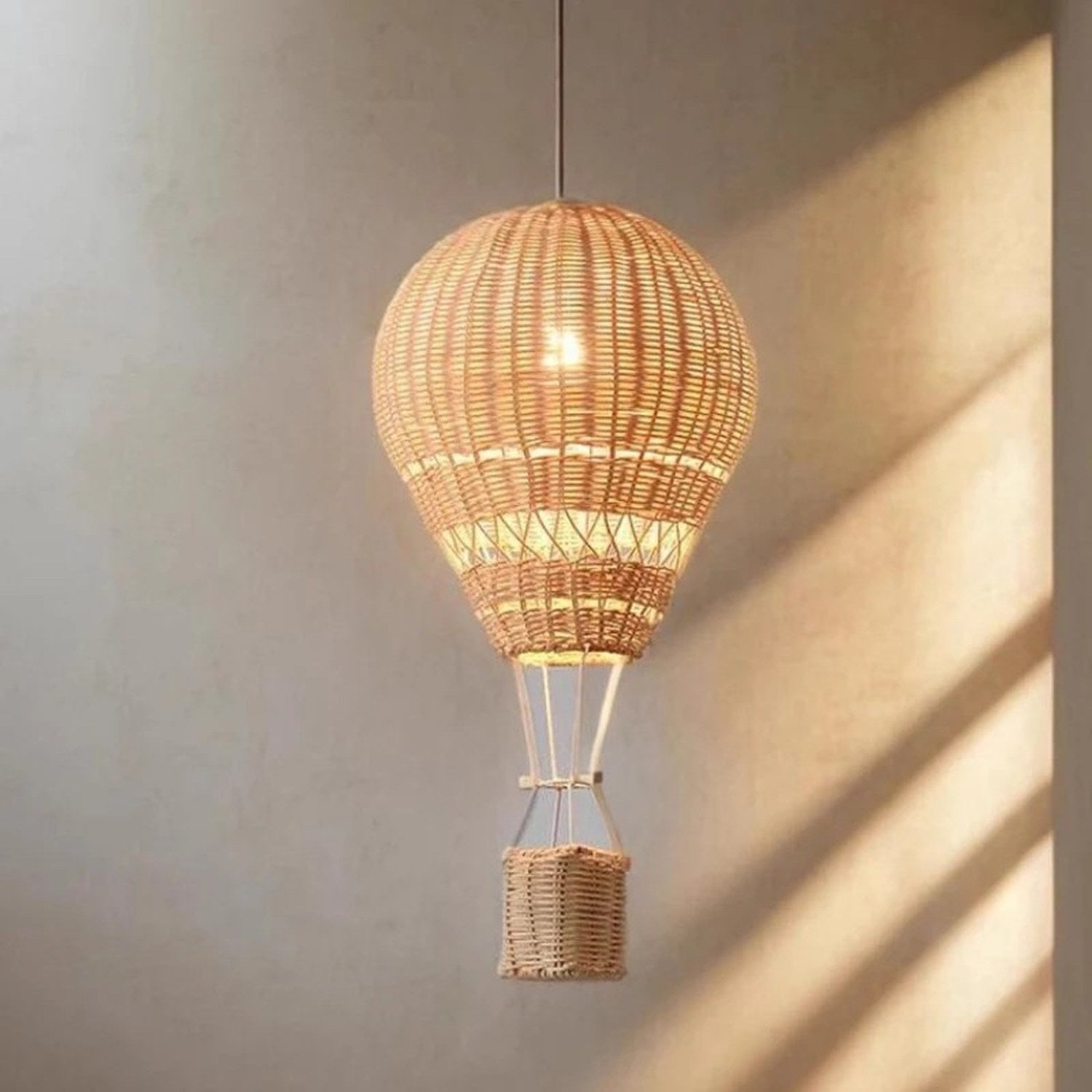 Lustre ballon rotin suspendu lumière douce fond sombre chambre