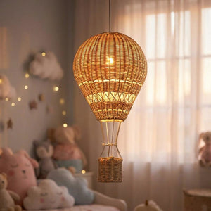 Gros plan lustre ballon rotin éclairé ambiance cosy chambre bébé avec bokeh féerique