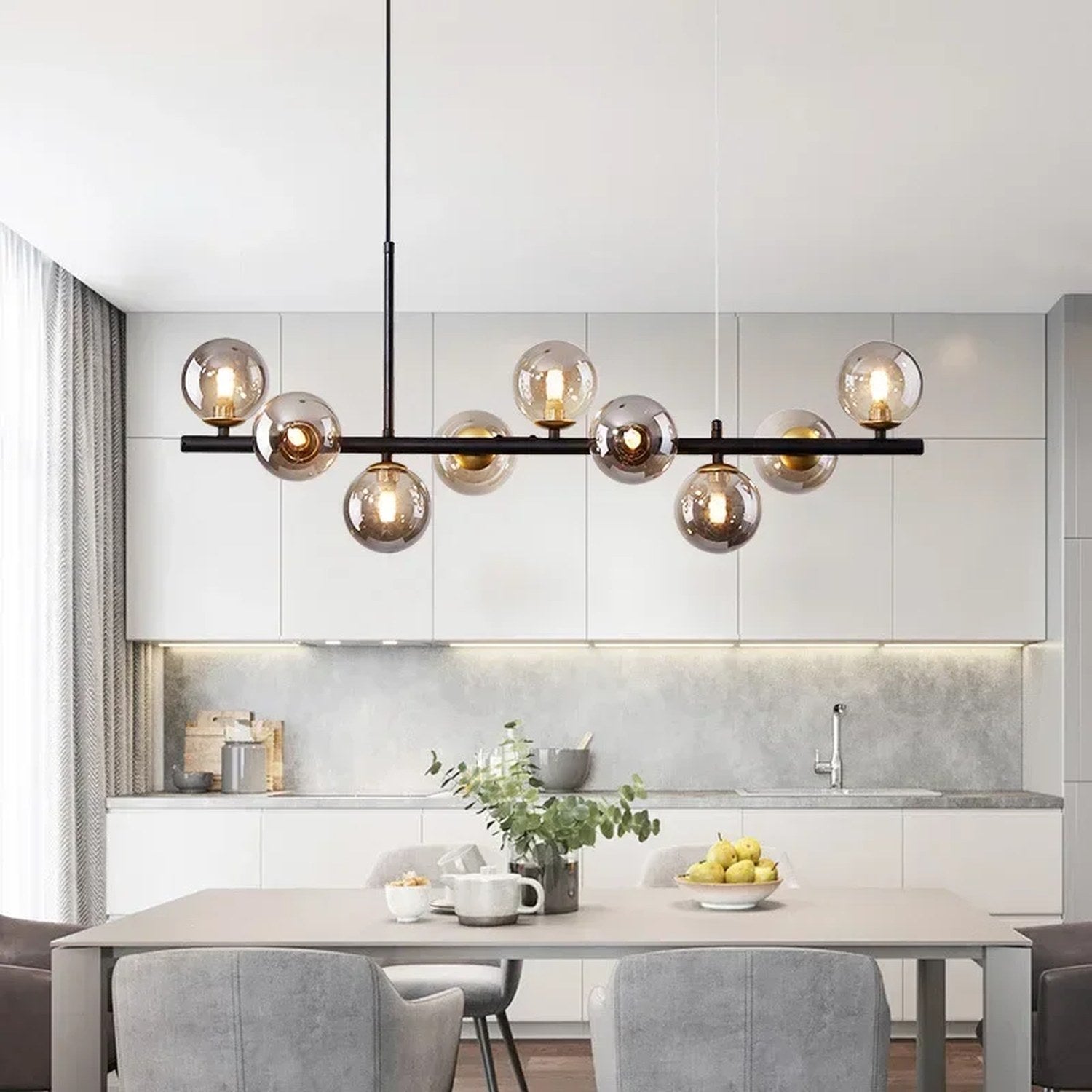 Lustre noir à boules de verre fumé dans une cuisine blanche