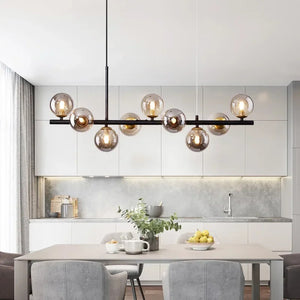 Lustre noir à boules de verre fumé dans une cuisine blanche
