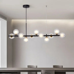 Lustre noir à boules de verre double bulle au-dessus d'une table à manger