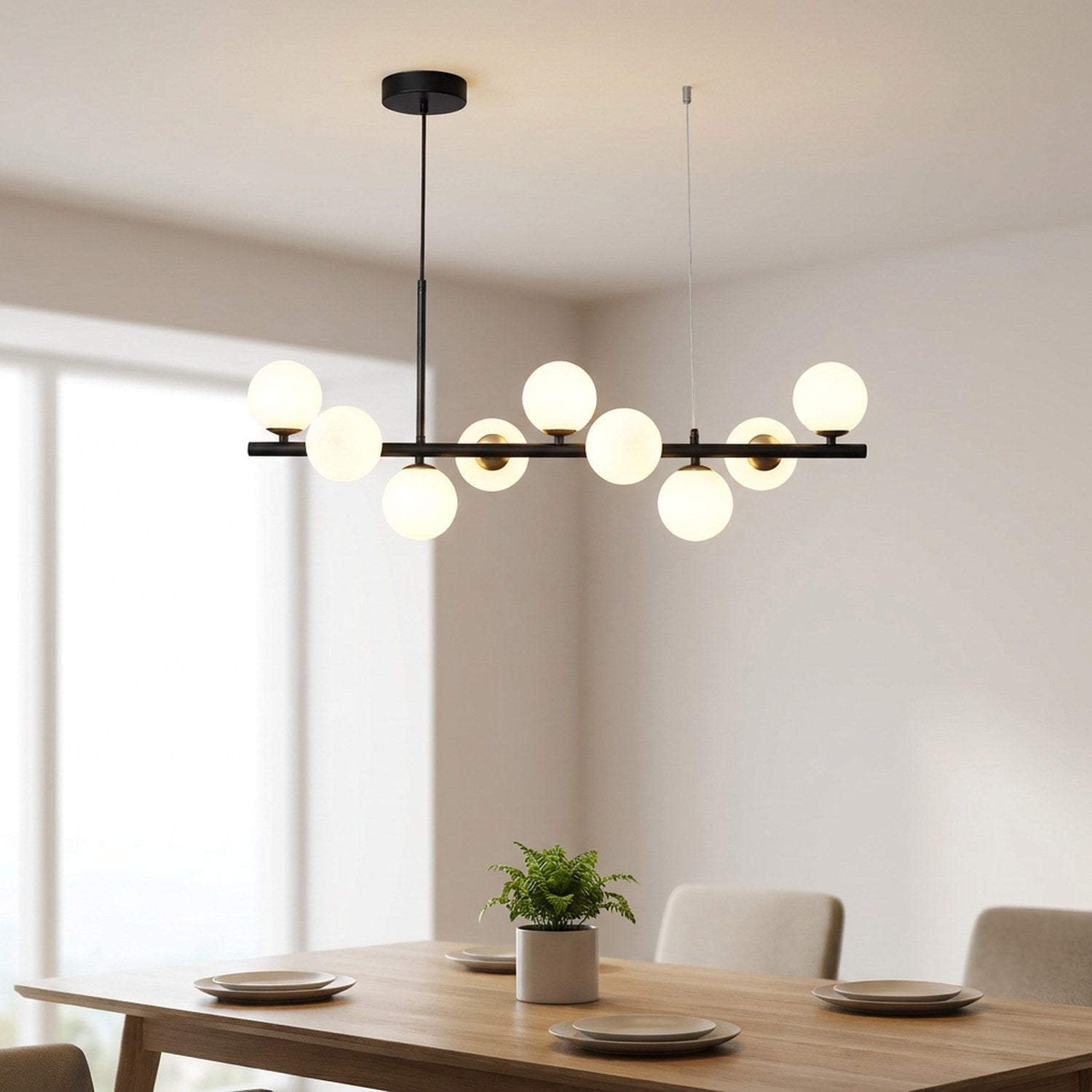 Lustre à boules de verre laiteux au-dessus d'une table à manger claire