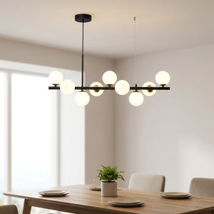 Lustre à boules de verre laiteux au-dessus d'une table à manger claire