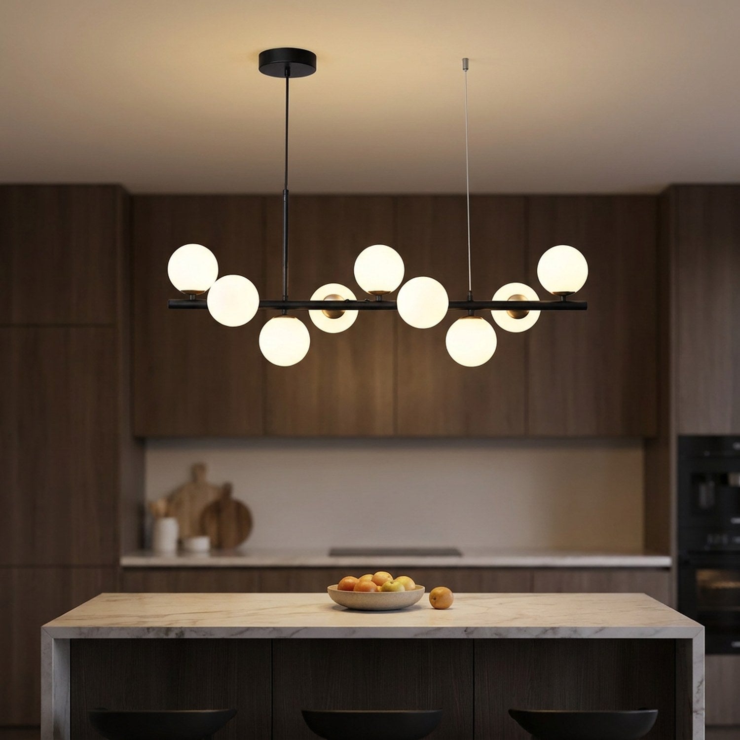 Lustre à boules de verre laiteux suspendu au-dessus d'un îlot de cuisine
