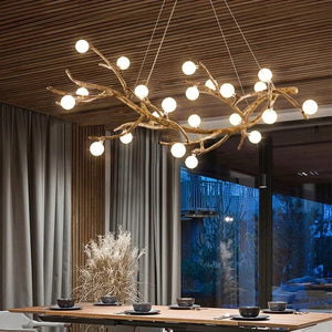 Lustre branches d'arbre suspendu dans une salle a manger au plafond en lattes de bois