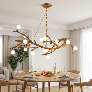 Lustre branches d'arbre suspendu au-dessus d'une table a manger ronde en bois