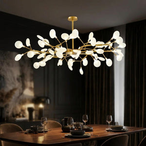 Lustre constellation nordique allumé, lumière chaude
