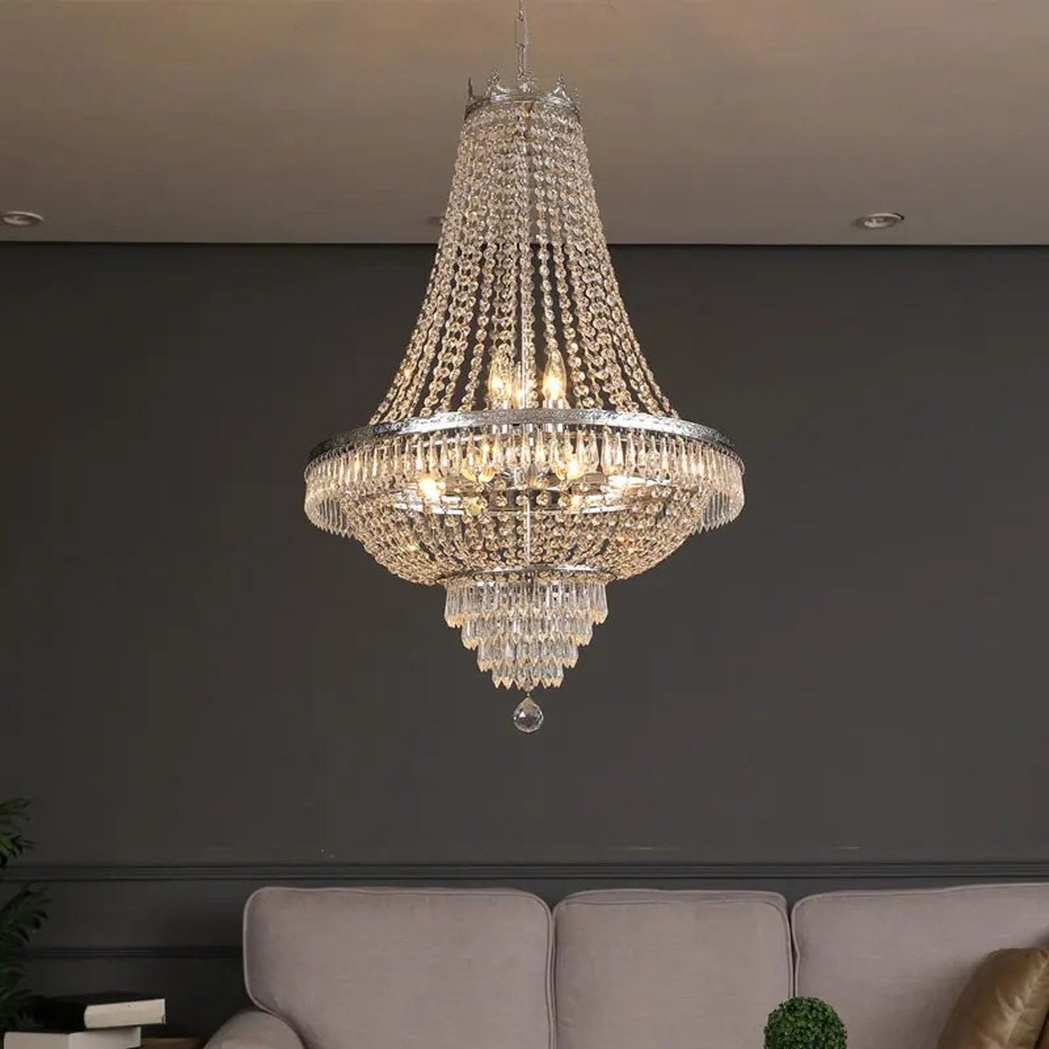 Lustre cristal argenté dans un salon