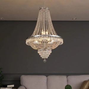 Lustre cristal argenté dans un salon