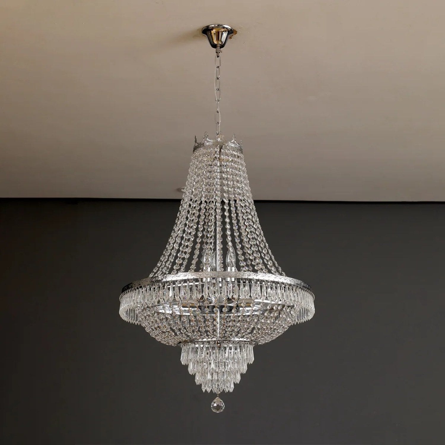 Lustre en cristal finition argentée fond sombre